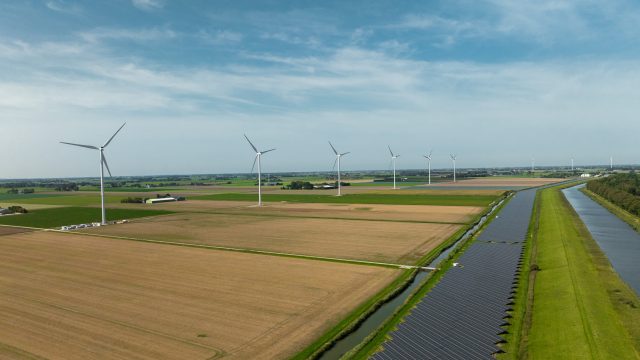 Windmolens en zonnepanelen in de Groetpolder