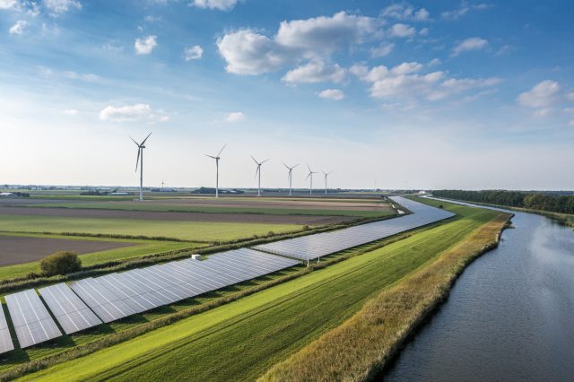Windmolens en zonnepanelen in de Groetpolder